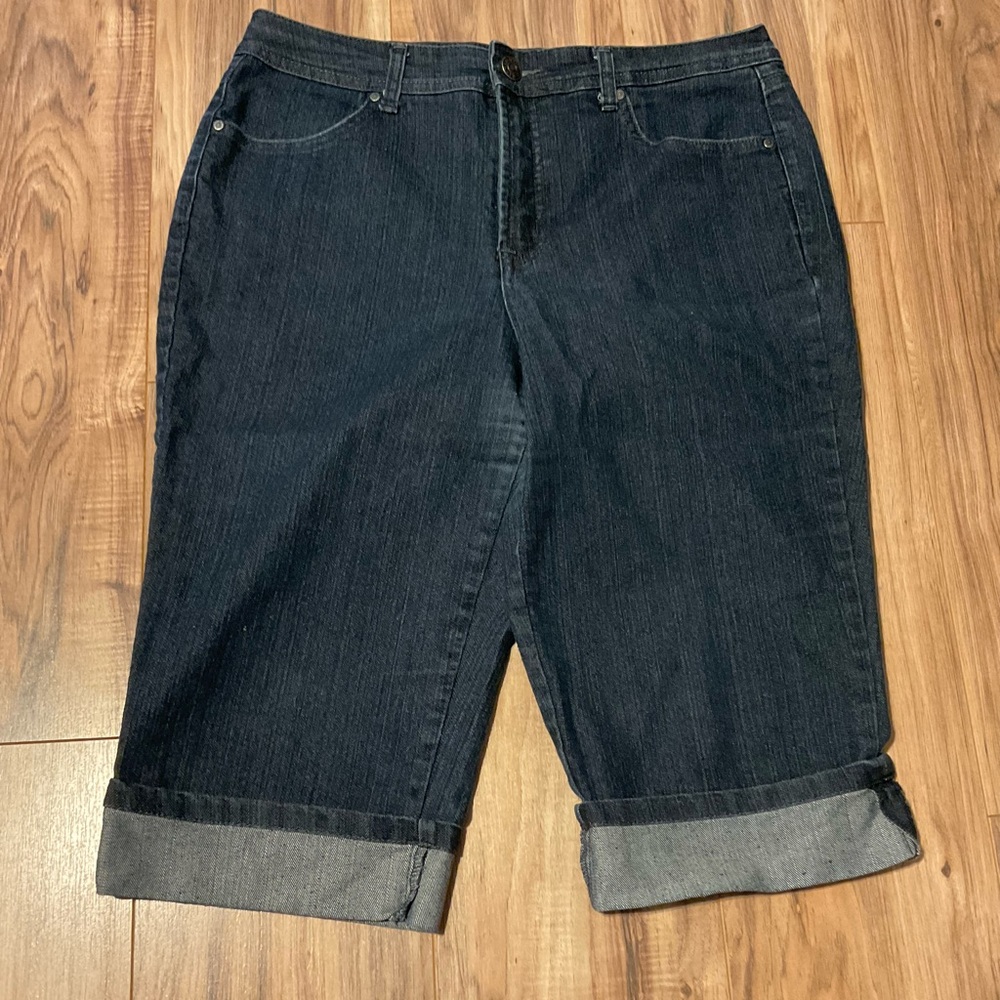 Knee length shorts, size 14